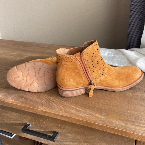 Sofft Manmade Leather Booties NWOT - Picture 8 of 8